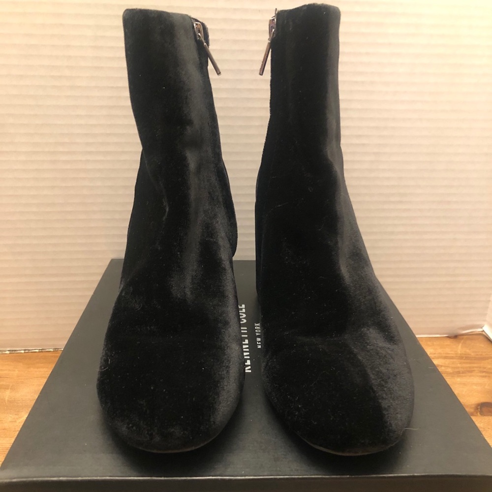 Kenneth Cole Women’s Renna Velvet Ankle Boot Black